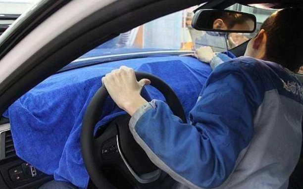 為什麼老司機喜歡車內放毛巾？別不重視，關鍵時候發揮大作用-圖1