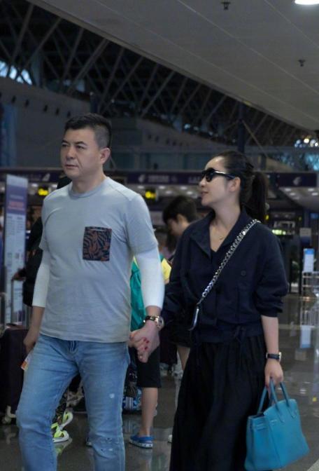 秦海璐與大七歲丈夫走機場，藏藍短上衣配半身裙，嫩得認不出-圖1