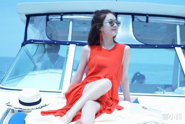 “趙麗穎”坐遊艇去度假，穿紅色連衣裙配帽子，當媽後氣質更驚艷-圖1