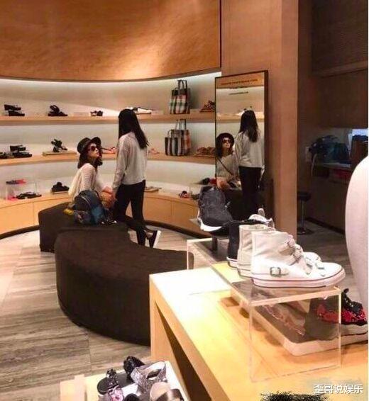 中國好繼母！章子怡撇下一對兒女帶小蘋果購物，跳過導購親自試鞋-圖1