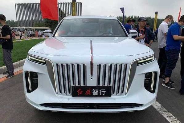 紅旗首款純電SUV曝光，靳東又成為首位車主，氣場不輸紅旗H9-圖1