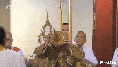 經典回看：68歲泰王加冕典禮上的核心“灌頂禮”，到底是什麼？-圖1