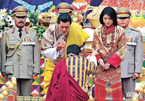 不丹王後首次公開演講，緊張到連續眨眼，不及婆婆半點氣場真失望-圖1