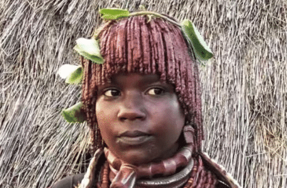 非洲“紅泥部落”太特殊：女人不穿衣，男女相處很隨便-圖1