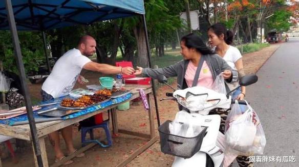 德國男子幫泰國老婆賣烤雞爆紅，卻被網友扒出是逃犯-圖1