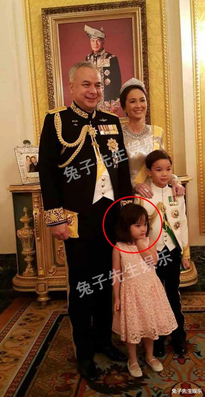 6歲馬來西亞小公主好高冷，英國王儲來瞭才賞臉一笑，可愛爆表瞭-圖1