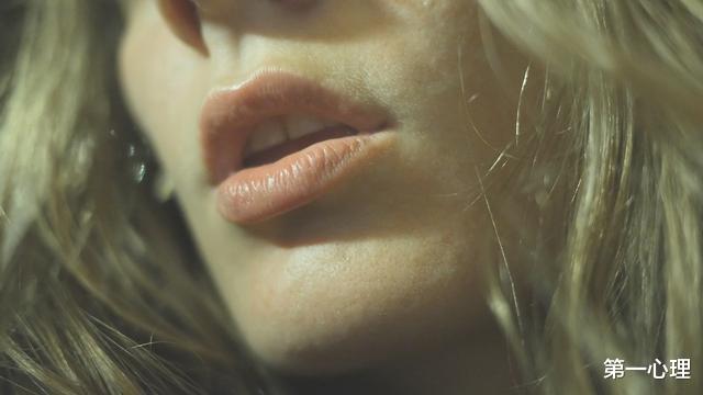女性舔嘴的目的到底是什麼？心理學傢的答案很簡單-圖1