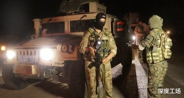 庫爾德女兵全副美國武器，深夜對敘利亞城鎮大搜捕：大批人員被捕-圖1