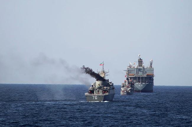 伊朗反擊！軍艦與戰機同時出動，大批士兵強行登船扣押一艘油輪-圖1