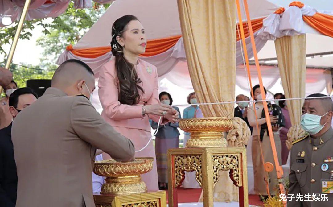 63歲泰國公主被蘇提達排擠，穿荷花裙現身工地，隻有女兒跪在身邊-圖1