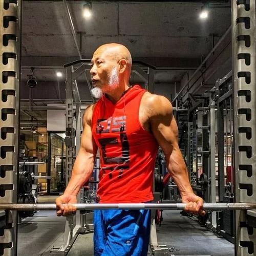 他43歲開始健身，64歲時身材像彭於晏，竟然還找瞭個小13歲老婆！-圖1