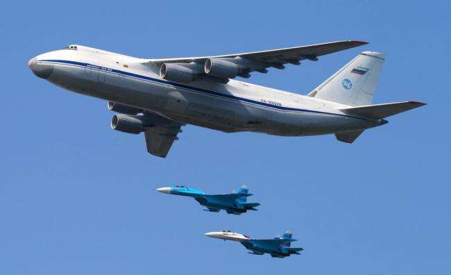 俄空天軍飛機空降明斯克，美國支持盧卡申科，普京支持反對派？-圖1