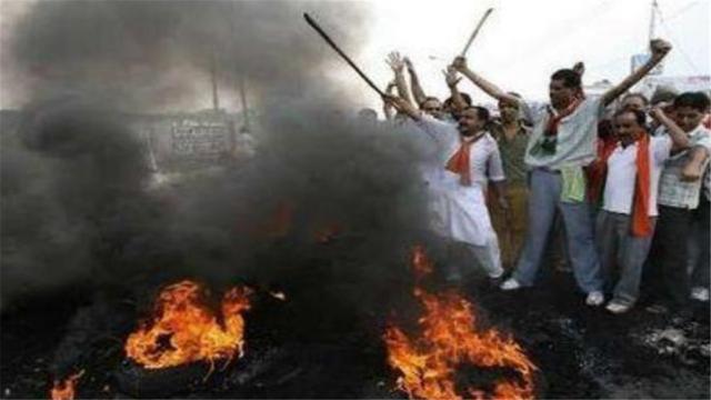 局勢失控！印度突然發生暴亂，警方槍擊民眾，300多輛車被燒毀-圖1