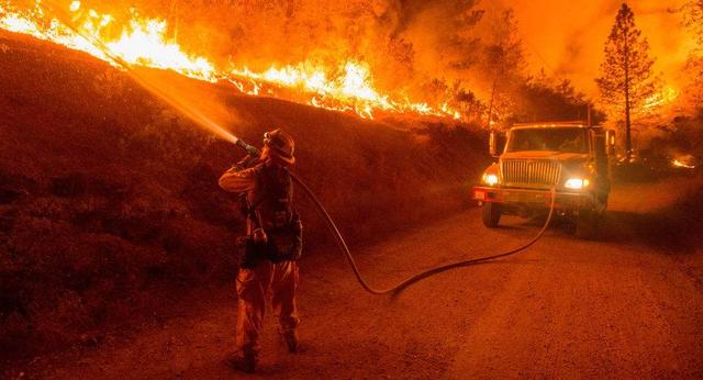 美國多地出現火災！超7000公頃土地被燒，8000美國民眾緊急撤離-圖1