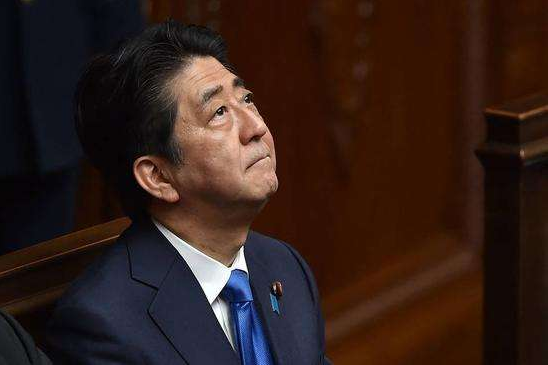 安倍突然宣佈一個消息，日本政壇坐立不安，被曝曾在辦公室吐血-圖1