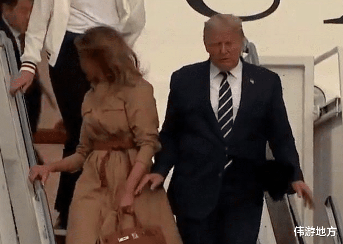 特朗普下飛機，與妻子握手兩次，被拒絕-圖1