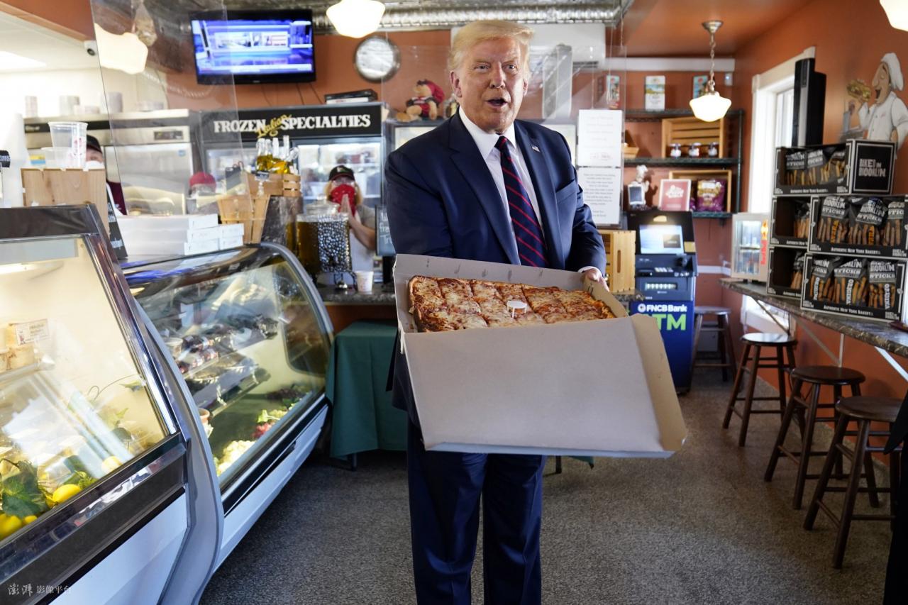 忙裡偷閑! 美國總統特朗普競選集會後去餐館買披薩-圖1