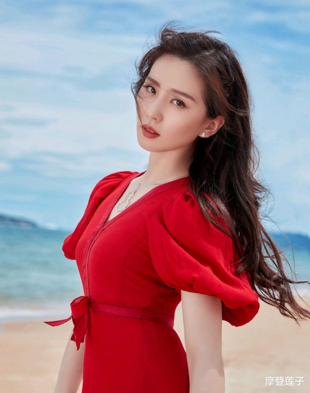 劉詩詩沙灘照好驚艷，身穿紅色雪紡連衣裙，美成一道亮麗的風景線-圖1