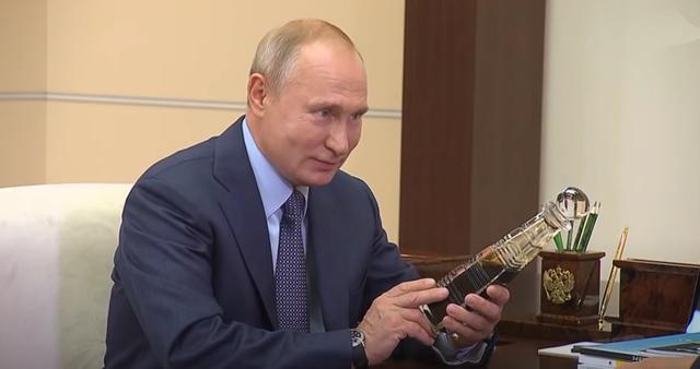 俄石油總裁為什麼送一瓶石油給普京，關系到俄羅斯的未來國運-圖1