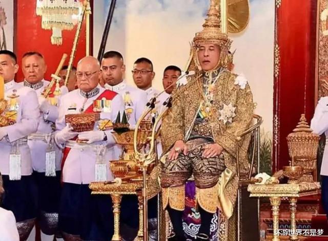 泰國國王出行時，當地居民行“跪俯禮”，看中國遊客如何應對-圖1