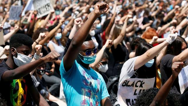 美國抗議活動陷入癲狂，黑人群體圍攻白人女子：沉默也是暴力！-圖1