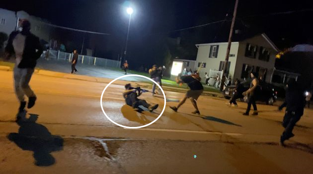 現場！美國17歲男孩射殺2名示威者 持槍淡定走向警察-圖1
