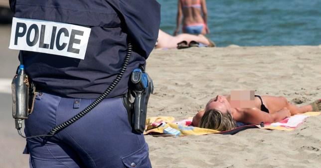 法國女子大膽脫衣享受沙灘日光浴，警方粗暴處理引發公眾抗議-圖1