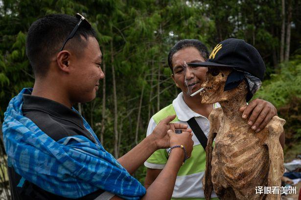 印尼另類傳統：將親人屍體挖出，為其穿衣點煙，與其合影聊天-圖1