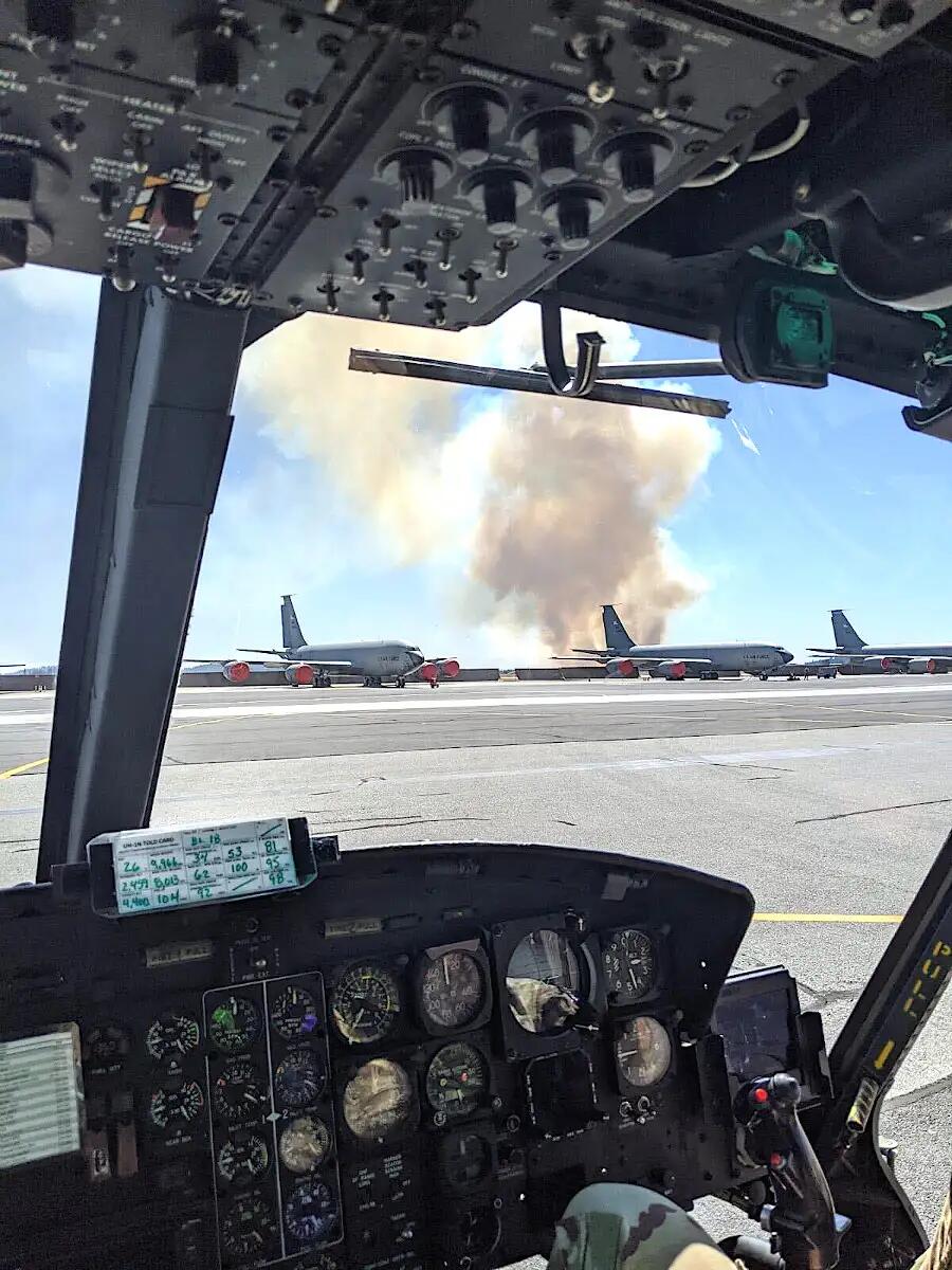 美國森林大火燒到軍事基地邊上 停機坪上還停著大量加油機-圖1
