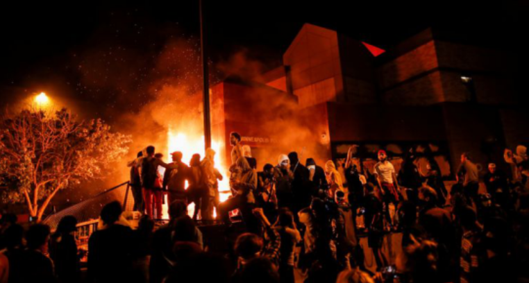 7聲槍響後，美國黑人示威者火燒全城：城市會燒到警察被解雇-圖1