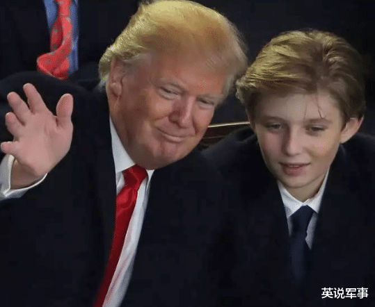 特朗普小兒子14歲，現身父親競選演講，一臉不屑眼神絕殺-圖1