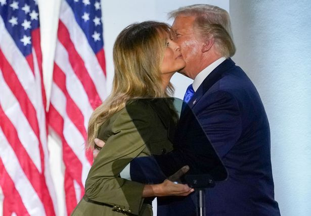 第一夫人梅拉尼婭·特朗普在競選演講中躲避瞭唐納德·特朗普尷尬的吻-圖1