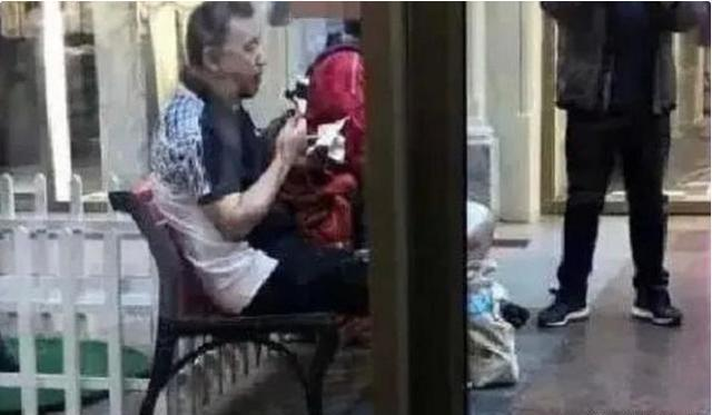 央視主持張宏民，60歲坐在街頭吃冰棍，一生無兒無女無戀愛經歷-圖1