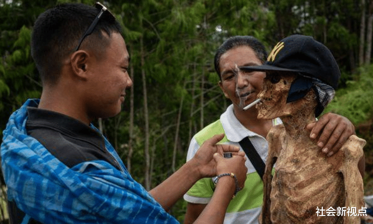 印尼奇葩傳統：將親人屍體挖出，為屍體穿衣點煙，與屍體一起合照！-圖1