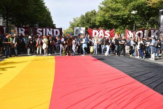 疫情反彈與反口罩示威一起沖擊歐洲多國：重癥病床這麼多，為啥放棄自由？-圖1