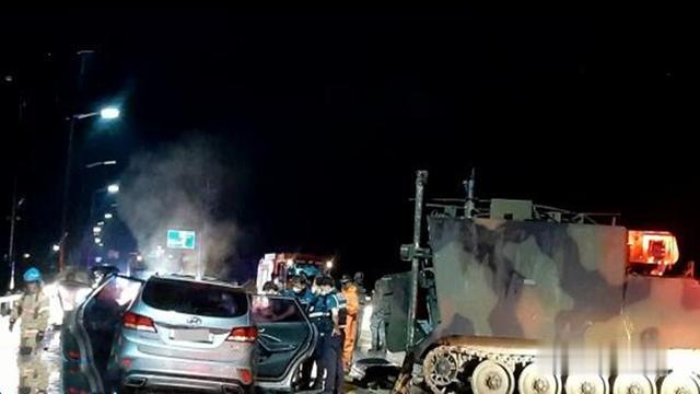 駐韓美軍裝甲車與私傢車相撞 私傢車中四人全部喪生-圖1