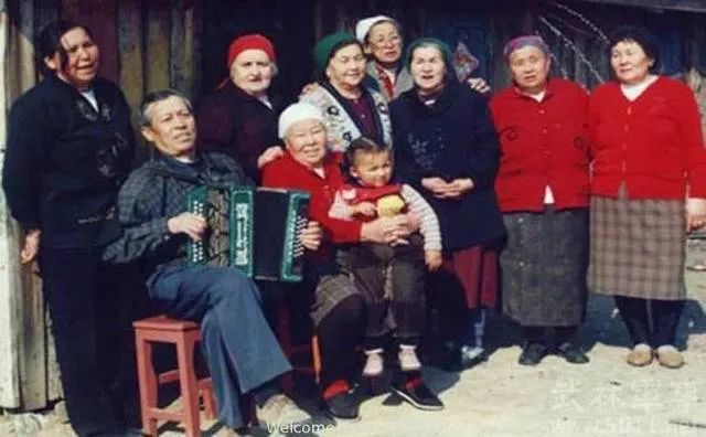 100年前，一群老外逃難來到中國，後代自豪地說：我是中國人-圖1