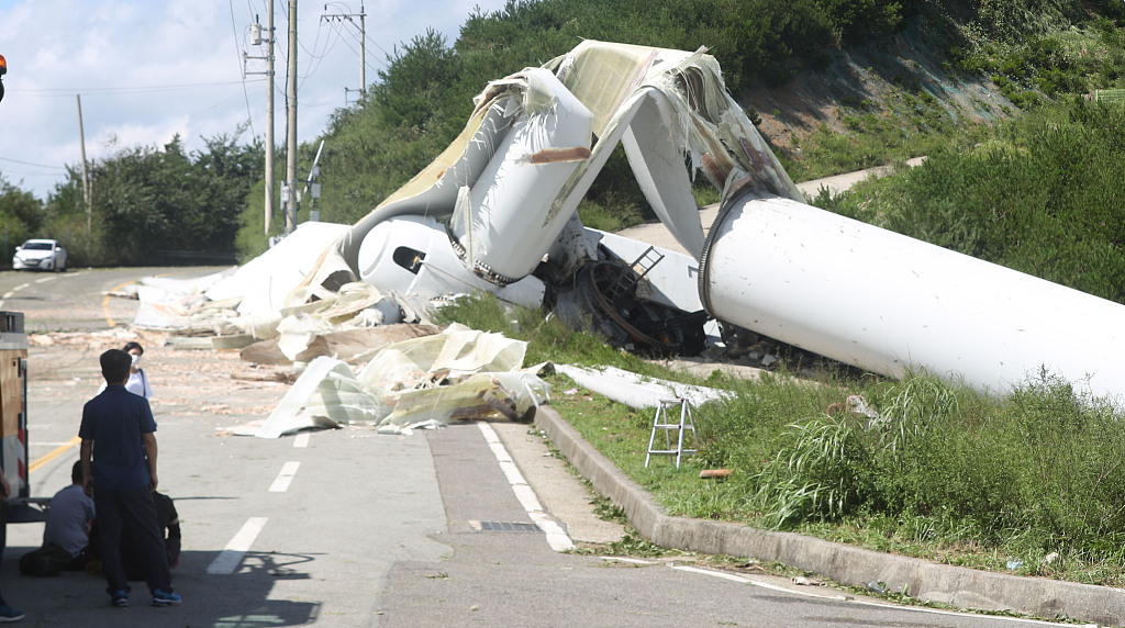 臺風“美莎克”侵襲韓國 風力發電機被攔腰折斷-圖1
