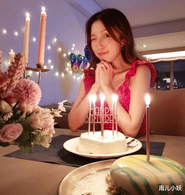 李澤楷女友曬生日照，穿紅色波點裙眨眼拍照，28歲年輕似00後-圖1