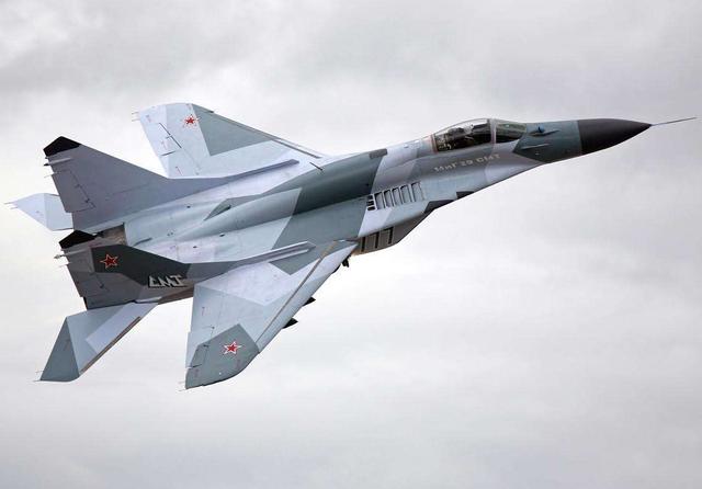 俄雇傭兵的一架米格-29在利比亞被擊落，飛行員跳傘後被武直救走-圖1
