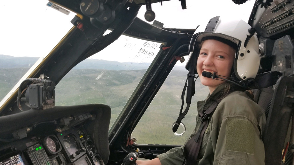 山火肆虐！美國19歲少女開直升機滅火 開學當天奮戰到凌晨-圖1