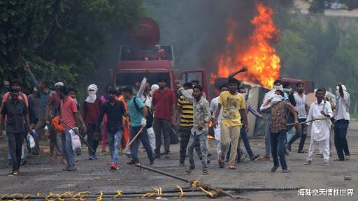 印度抗議示威升級，疫情爆發局勢失控，印度群眾竟要求特朗普下臺-圖1
