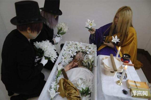 日本小店為矽膠娃娃辦葬禮，女顧客提出也想當“娃娃”：被拆箱被擺弄-圖1