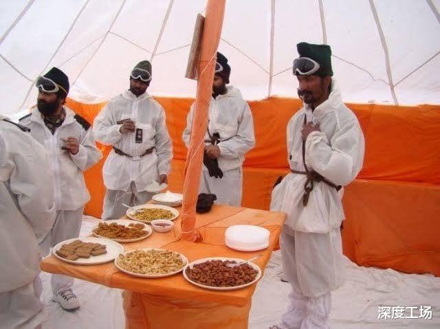 印度山地兵展示夥食：一桌子人就2盤面條1盤餅幹，暴露後勤窘境-圖1