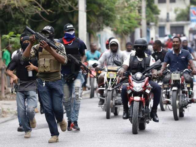 海地警察持槍抗議要求漲薪並釋放被扣同僚，首都陷入停頓-圖1