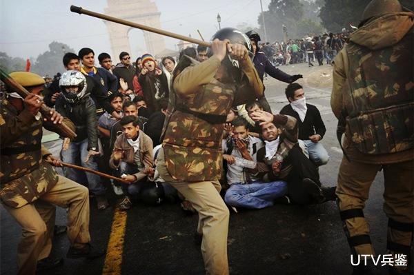 印度突然爆發大規模騷亂！警察趕到現場一頓棍棒，令美國網友嘆服-圖1