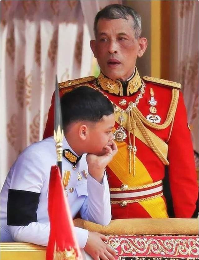 泰國王後終於笑瞭，泰王與國外兒子互動，似為迎蘇提達私生子回宮-圖1
