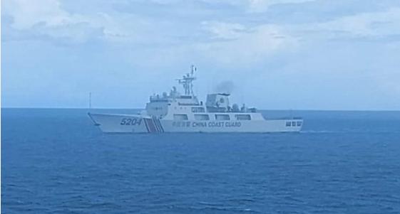 海警5204艦一馬當先！印尼海事執法船被迫後撤，越南感慨對比懸殊-圖1