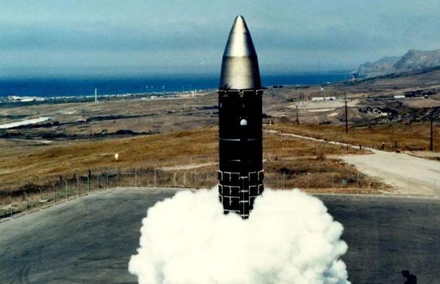 2枚洲際導彈接連發射，美發出最強烈開戰信號，這3國必須備戰-圖1
