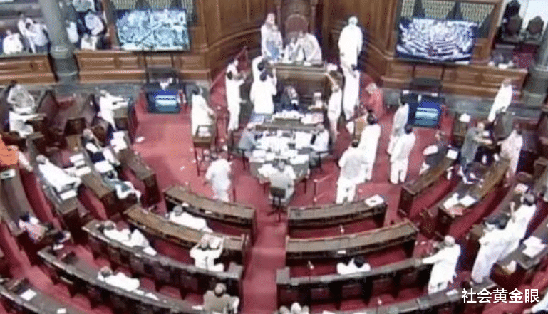 現場失控！印度議院發生“鬧劇”，反對派議員沖上會議桌，進行撕扯！-圖1